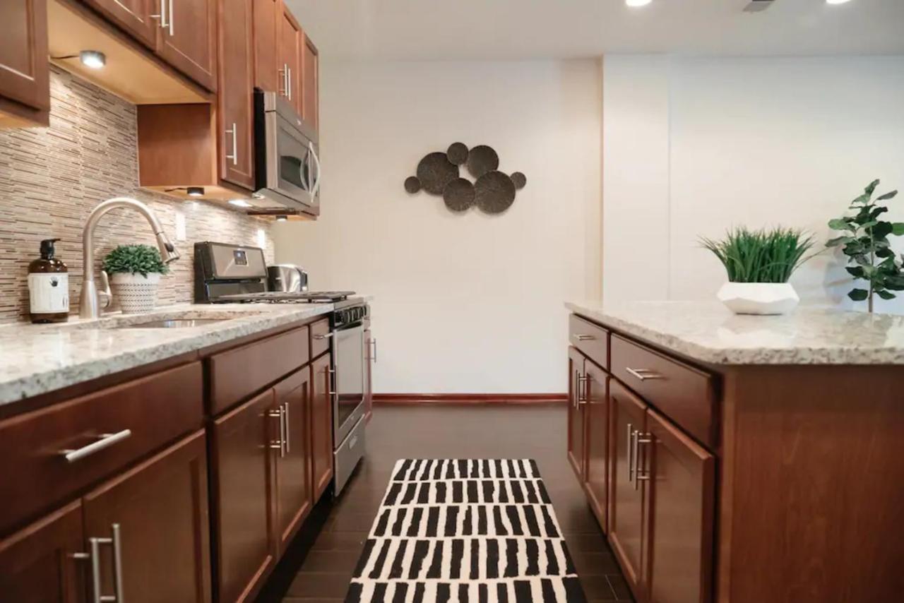 2Br Airy & Tidy Apt With Free Covered Parking - Central Modern 시카고 외부 사진