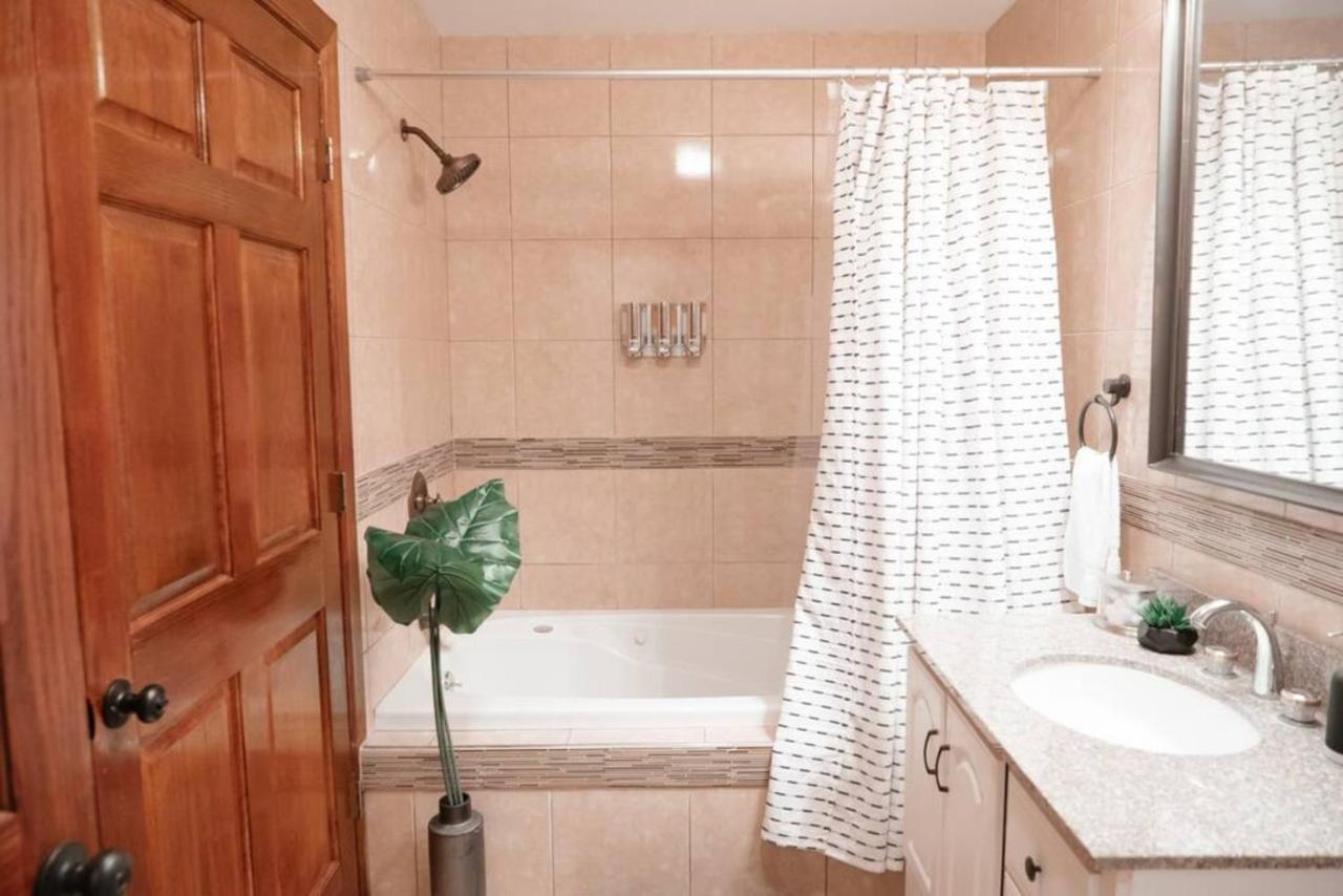 2Br Airy & Tidy Apt With Free Covered Parking - Central Modern 시카고 외부 사진